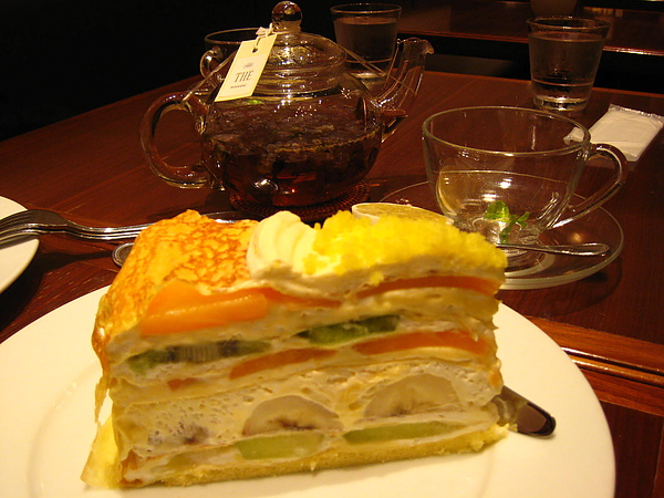 IMG_4903蛋糕配上一壺淡淡香氣的草本茶...太搭了....JPG