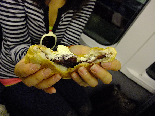 1185-看這飽滿的餡,十勝紅豆和北海道奶油的組合,真是絕配.JPG