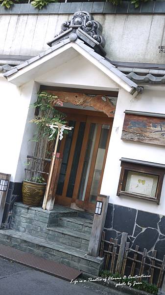 鑽進小巷探險 鑽進小巷探險