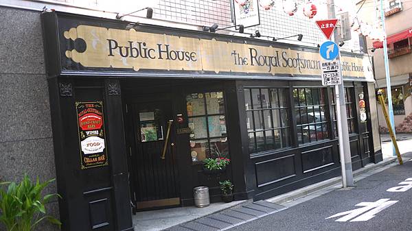 日本的酒吧都好美式,配上昏黃的燈光 日本的酒吧都好美式,配上昏黃的燈光