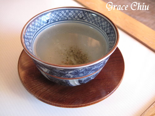 梅子茶有夠鹹，裡頭有金箔