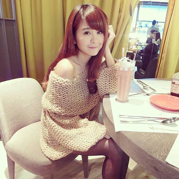 【穿搭&美食】看場合穿搭▶平口針織大翻領優雅不俗氣 一件就成焦點♡♡Bistro88義式餐酒館♥好喜歡慵懶氛圍