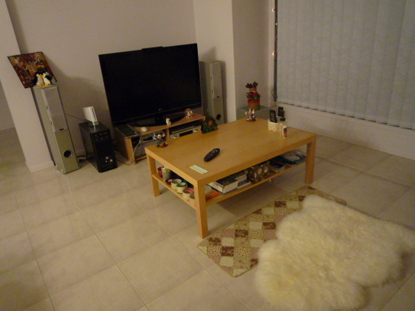 這個羊毛毯踩或坐起來都超軟超舒服的