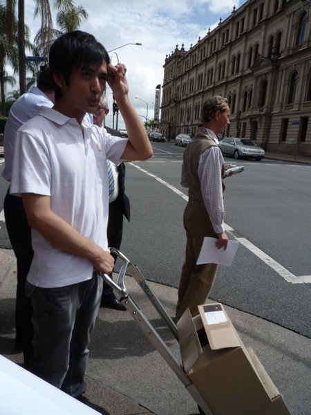 (裝模作樣)擦汗的Kenji