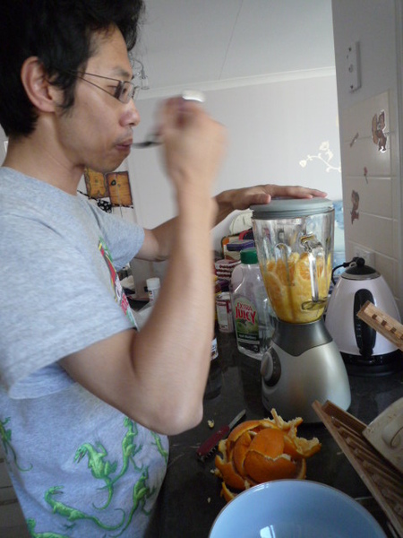 捲毛老頭打果汁 捲毛老頭打果汁