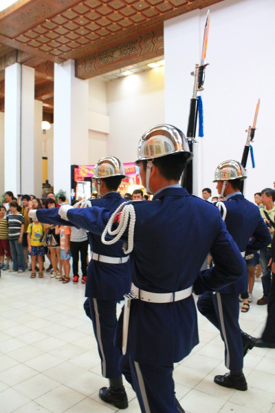 恰巧儀隊經過....