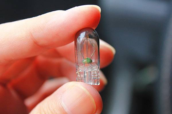 原本的室內燈燈泡