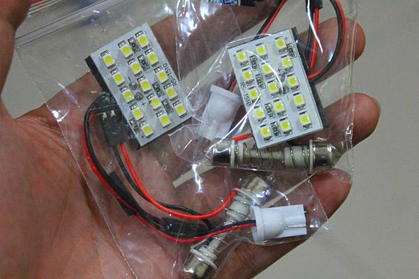 準備把燈泡換成LED板