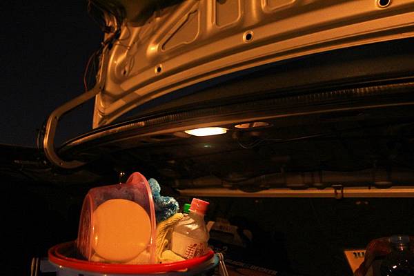 原本的後車廂燈