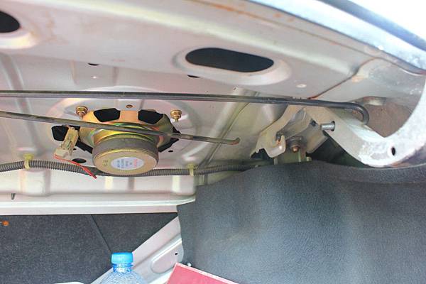 後行李箱打開會垂頭了