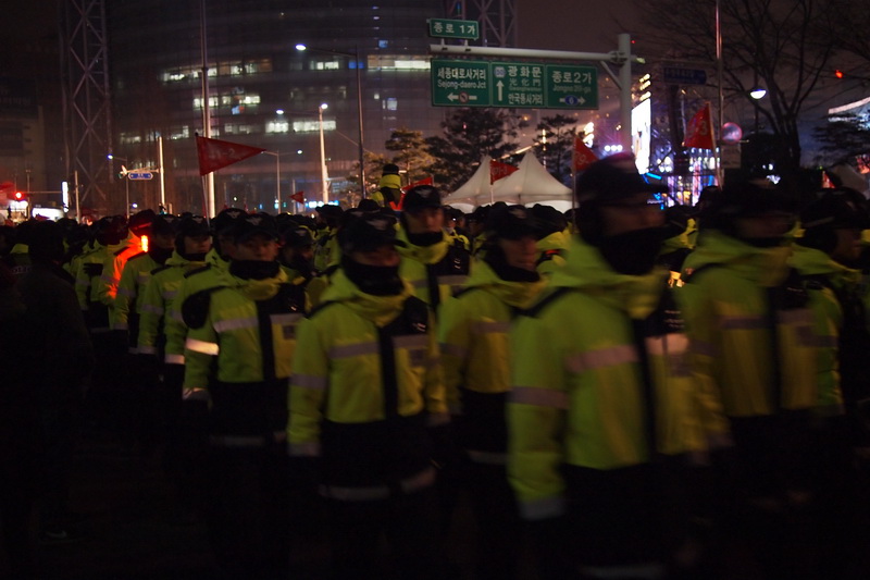 1231 (109) 好多警察在待命.JPG