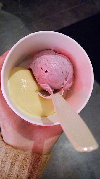 看起來兩球的冰淇淋其實是各半球,一個是mixed berries另一個是第一次看到的zab,味道特別據說是義大利特有的 看起來兩球的冰淇淋其實是各半球,一個是mixed berries另一個是第一次看到的zab,味道特別據說是義大利特有的