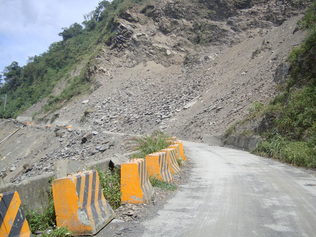 屏東縣舊筏灣部落太古拉筏斯瀑布，(沙拉灣瀑布群、或稱撒拉望、撒拉瓦瀑布） 遠眺大武山
