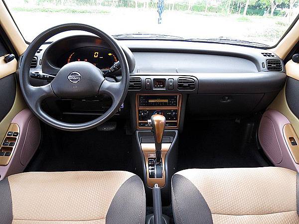 華南汽車中古車二手車小型車 06 Nissan March 白色5門1300cc Sum華南汽車廣場 Pchome 個人新聞台
