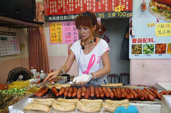 台北美食推薦-新店碧潭鮮美多汁山豬肉大腸包小腸＂原住民不滿足＂