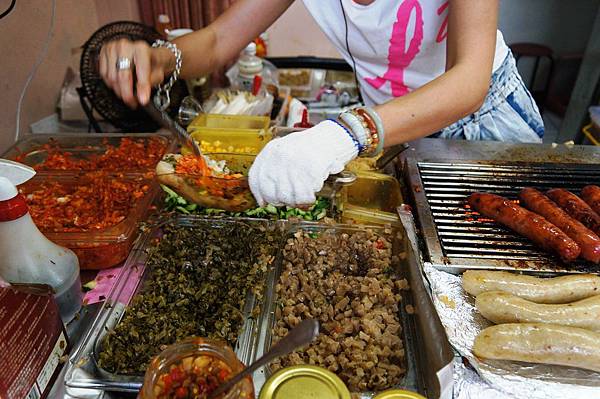 台北美食推薦-新店碧潭鮮美多汁山豬肉大腸包小腸＂原住民不滿足＂