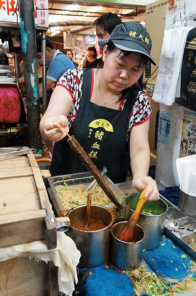 內湖美食推薦-內湖路737巷夜市商圈．好大又好吃的的＂豬大郎豬血糕＂(近捷運港墘站)