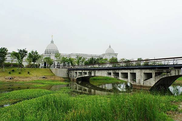 台南景推薦-台灣也有超美的白宮喔 "台南都會公園奇美博物館"