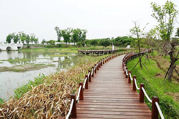 台南景推薦-台灣也有超美的白宮喔 "台南都會公園奇美博物館"