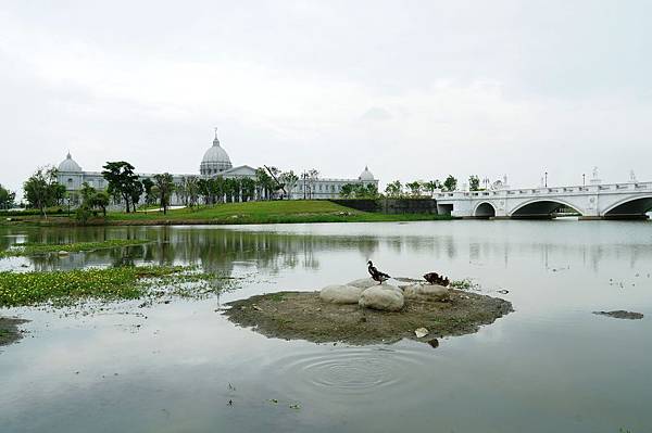 台南景推薦-台灣也有超美的白宮喔 "台南都會公園奇美博物館"