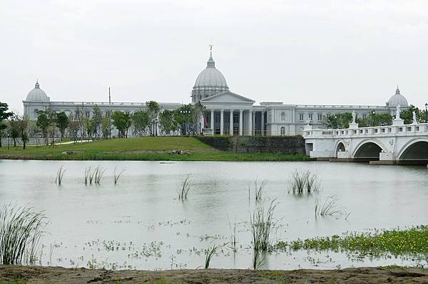 台南景推薦-台灣也有超美的白宮喔 "台南都會公園奇美博物館"