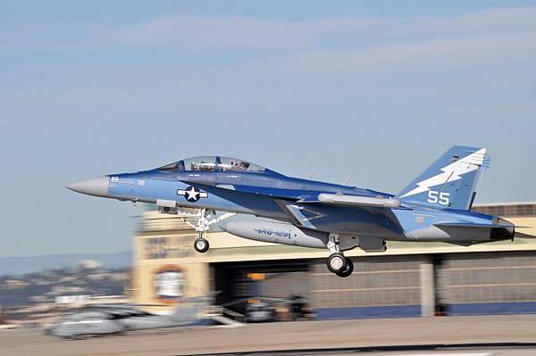 EA-6B(左)與EA-18G EA-6B(左)與EA-18G