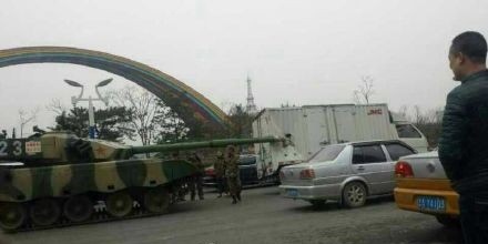 坦克車追撞貨車 坦克車追撞貨車
