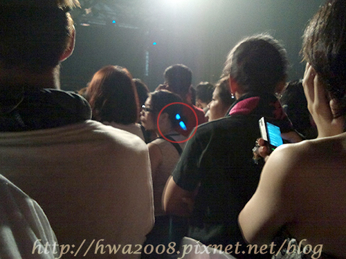 20110702,演唱會內,某位FAN用螢光棒當髮簪... 20110702,演唱會內,某位FAN用螢光棒當髮簪...