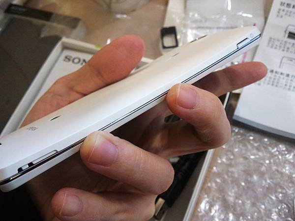 20121215 SONY Xperia TX LT29i 機體側邊 20121215 SONY Xperia TX LT29i 機體側邊