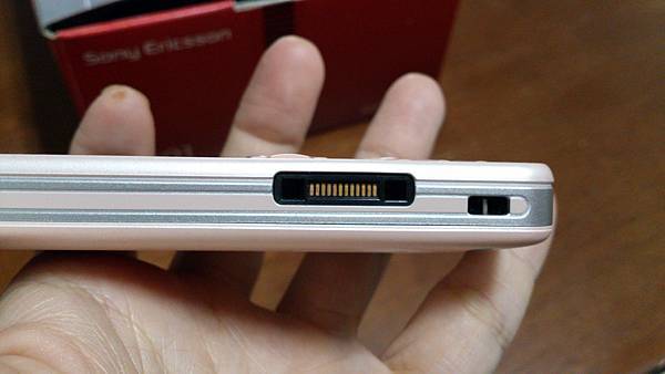 20090827 SONY Ericsson C901 粉 手機側面充電孔 20090827 SONY Ericsson C901 粉 手機側面充電孔