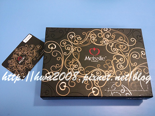 「Meisslie」翡翠玫瑰紅三折中夾,圖中是外盒和名卡對比,攝於20091025。 「Meisslie」翡翠玫瑰紅三折中夾,圖中是外盒和名卡對比,攝於20091025。