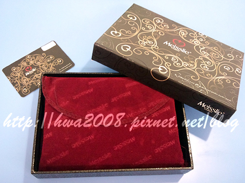 「Meisslie」翡翠玫瑰紅三折中夾,打開後的保護絨袋,攝於20091025。 「Meisslie」翡翠玫瑰紅三折中夾,打開後的保護絨袋,攝於20091025。