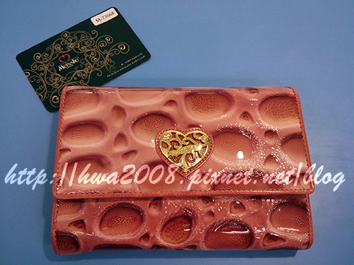 「Meisslie」翡翠玫瑰紅三折中夾,取出的皮夾,攝於20091025。 「Meisslie」翡翠玫瑰紅三折中夾,取出的皮夾,攝於20091025。