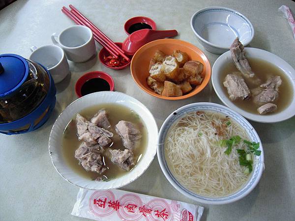 肉骨湯+功夫茶=肉骨茶 肉骨湯+功夫茶=肉骨茶