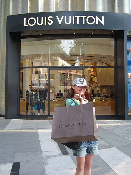 買個LV當這次的紀念品XD 買個LV當這次的紀念品XD