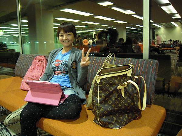 等登機 先整理照片 等登機 先整理照片