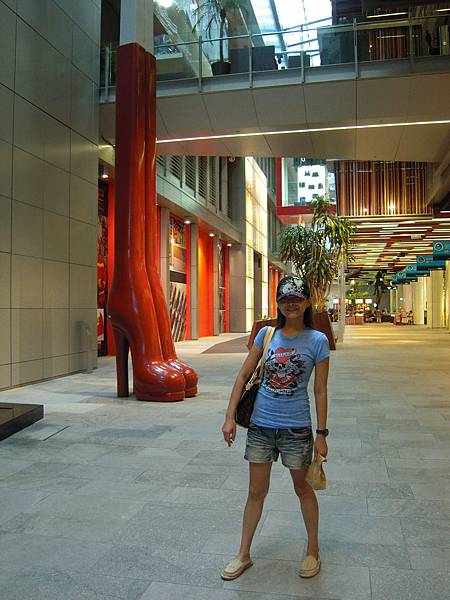 整個人可以躲到高跟鞋裡囉 整個人可以躲到高跟鞋裡囉