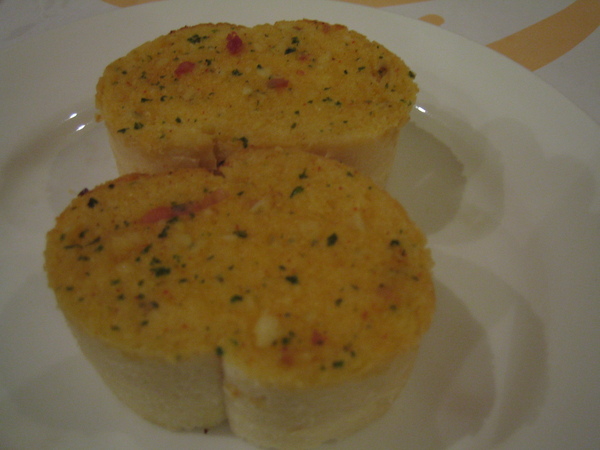 大蒜麵包,也滿好吃的,可是只有點排餐的才可以續\./