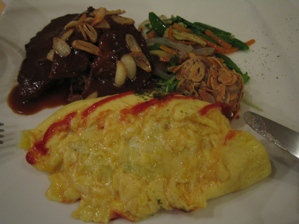 切開後與雞肉拌飯混在一起吃