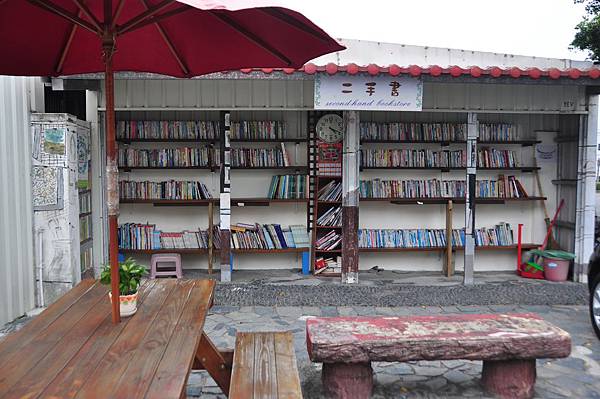 「天使之鑰」二手書攤,有許多愛心捐獻的書籍,還貼心設置了座位區