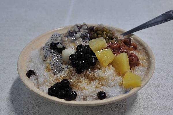 料多新鮮的八寶冰,裝冰的碗比臉還大 料多新鮮的八寶冰,裝冰的碗比臉還大