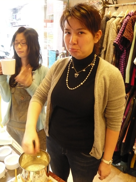 沒人幫她攪 哈哈