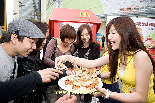 民眾爭相享用麥當勞季節限定百匯雞腿堡 一品為快.JPG