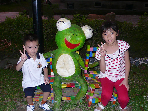 102410-10超愛這張姐弟和青蛙的照片.JPG