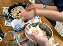250px-MakingJiaozi.jpg 250px-MakingJiaozi.jpg