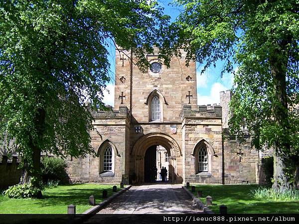 800px-Durham_Castle_Eingang.jpg