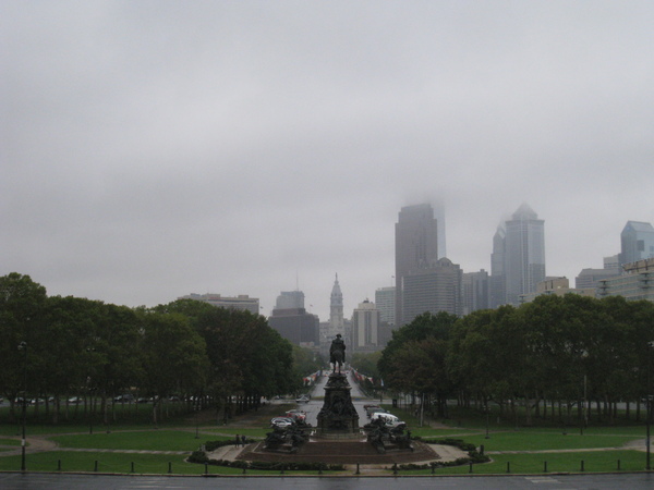 這時候一直飄雨煩死了趕快躲進美術館內