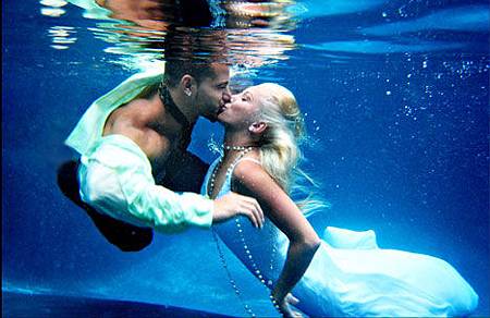 underwater-wedding-kiss underwater-wedding-kiss