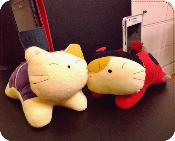 [不看會後悔]超可愛包包專賣店:情侶手機座+ipad平板電腦包+手機吊飾/耳機塞全都好可愛的日本包包品牌kiro貓!