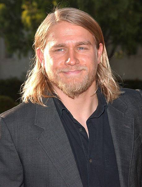 charlie-hunnam-premiere-sons-of-anarchy-03
